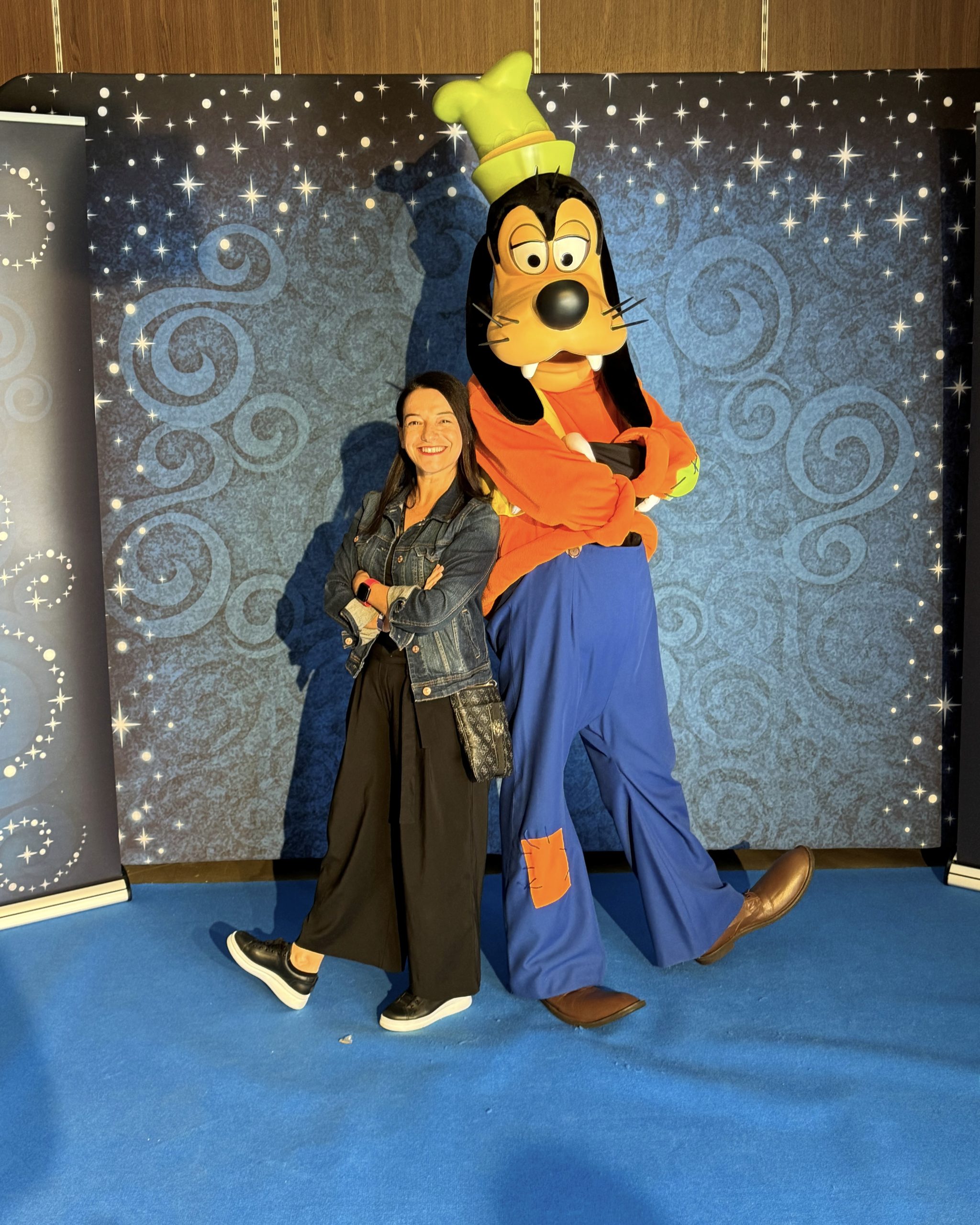 Pinar 04 woman posing with Goofy
