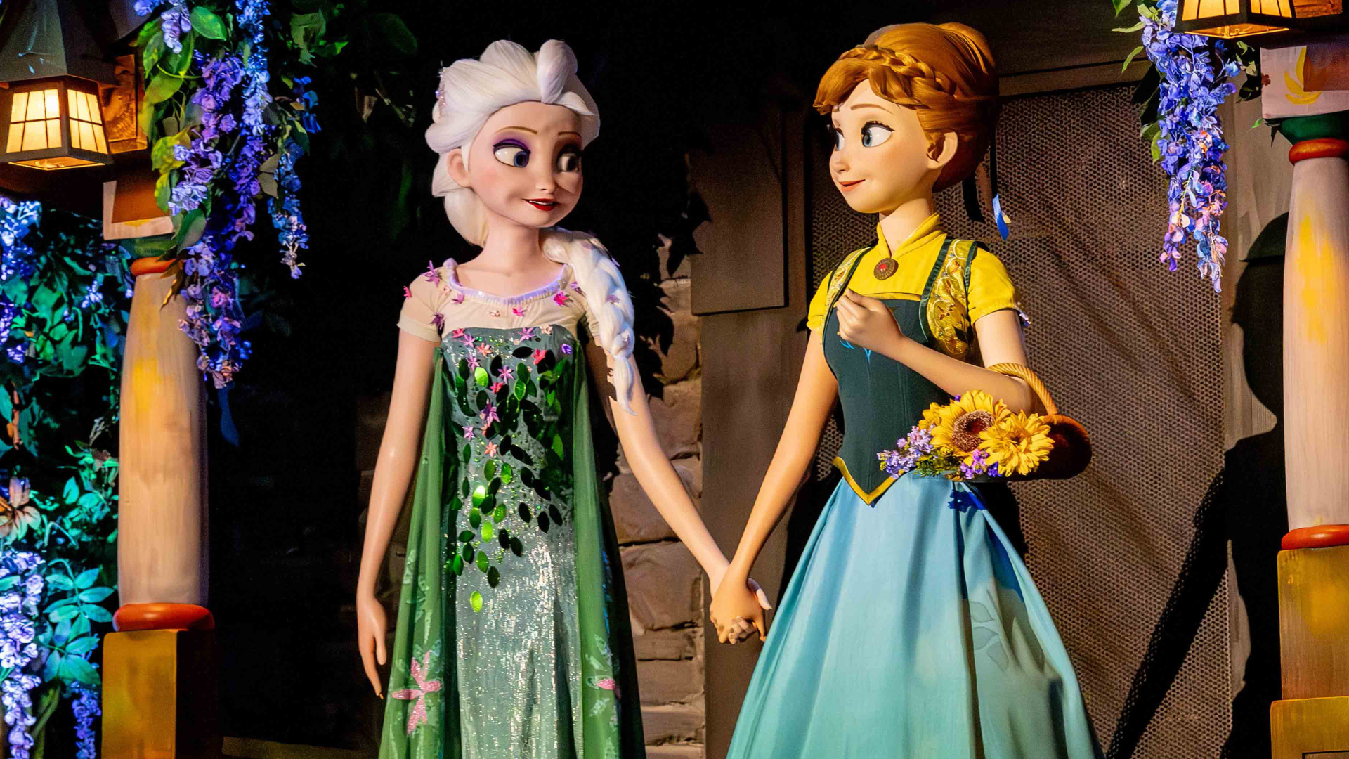Frozen Ever After ride animatronic of Elsa and Anna