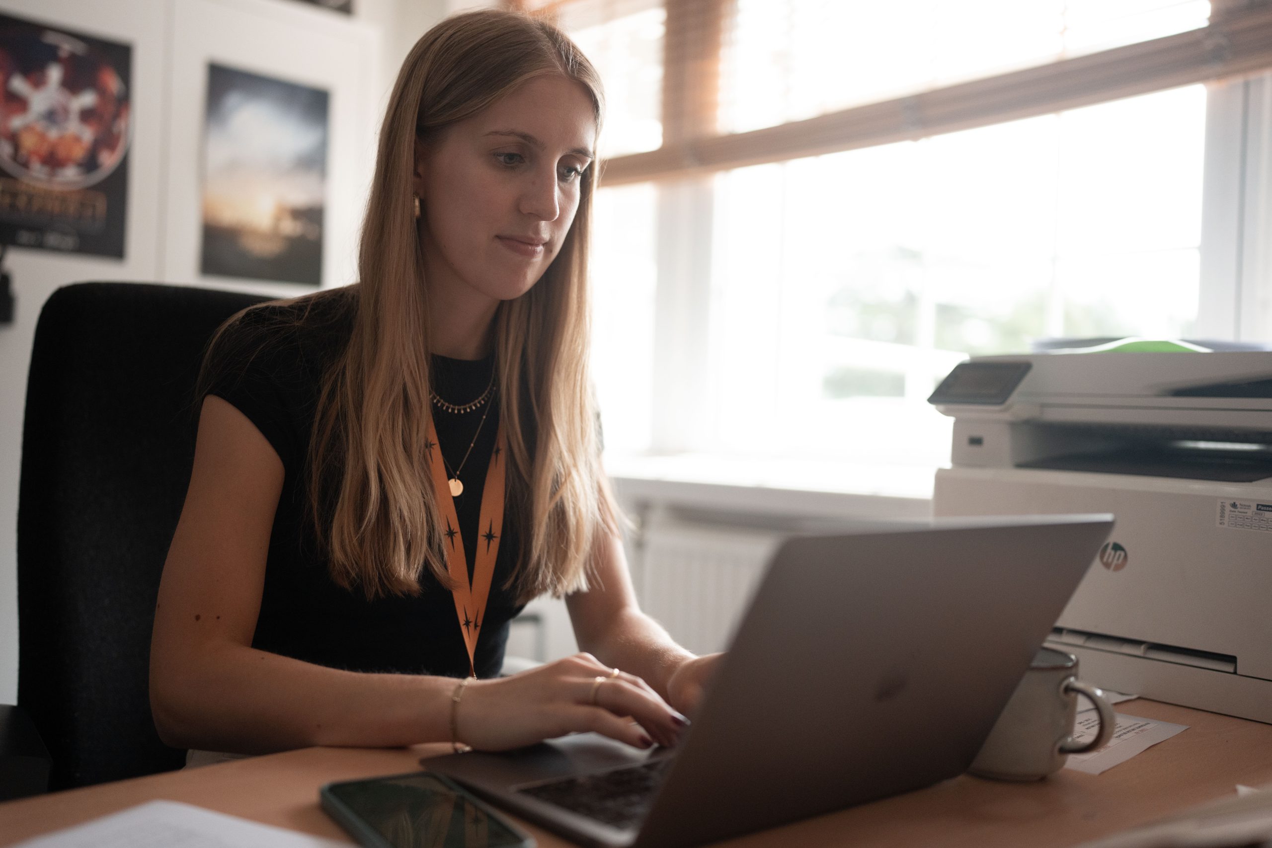 Anna works on her computer.